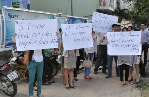 Cựu nhân viên S-Fone ở Đà Nẵng vây trụ sở tại Thành phố đòi lương. Ảnh: Nguyễn Đông.